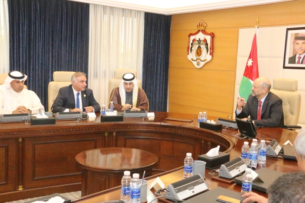  صورة لرئيس الوزراء الاردني مع سفير الكويت لدى الاردن والمدير العام للهيئة العامة للصناعة 