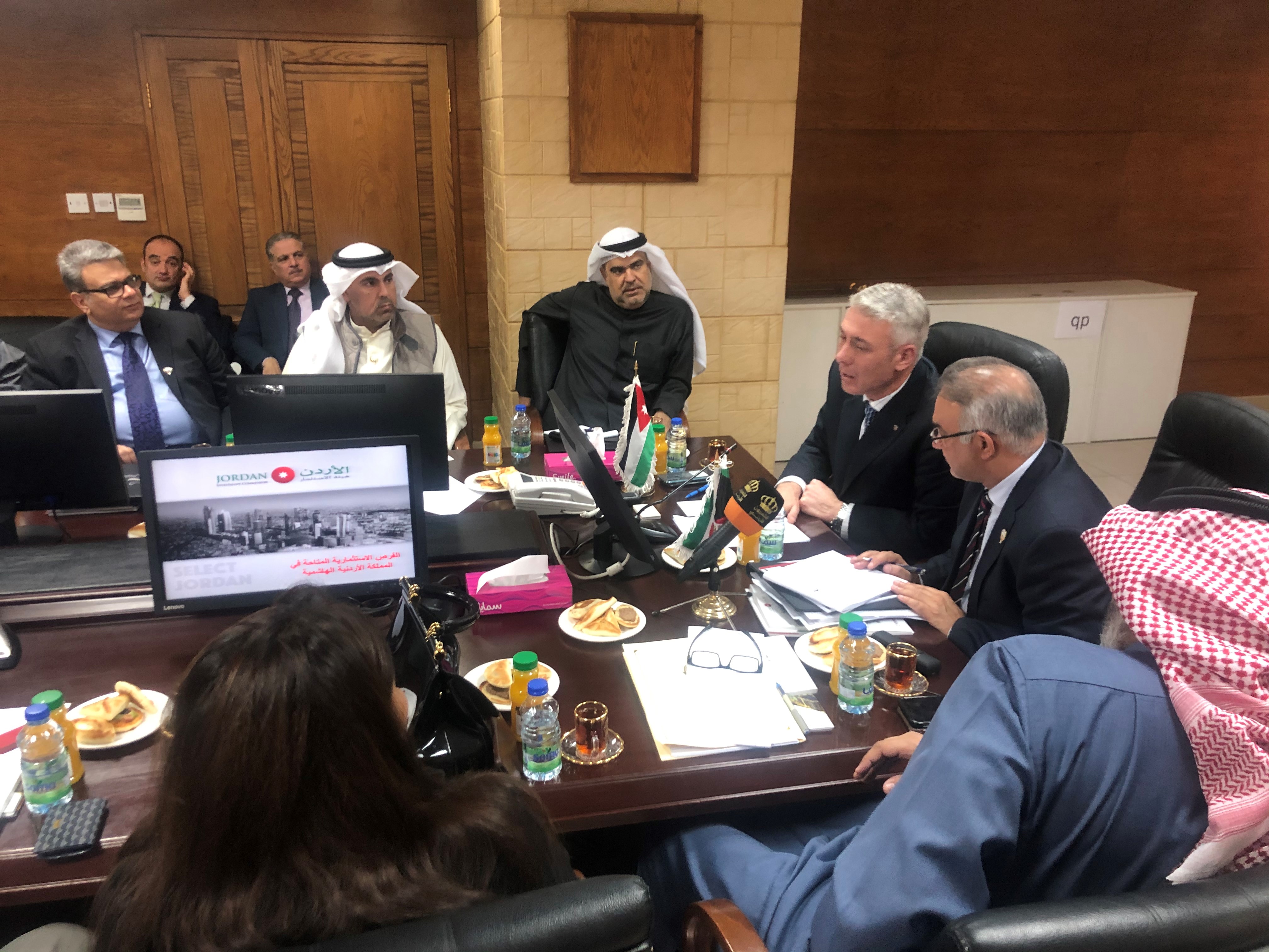 ممثلا اتحاد الصناعات الكويتية وغرفة تجارة وصناعة الكويت  في اجتماع مع مسؤولين اردنيين