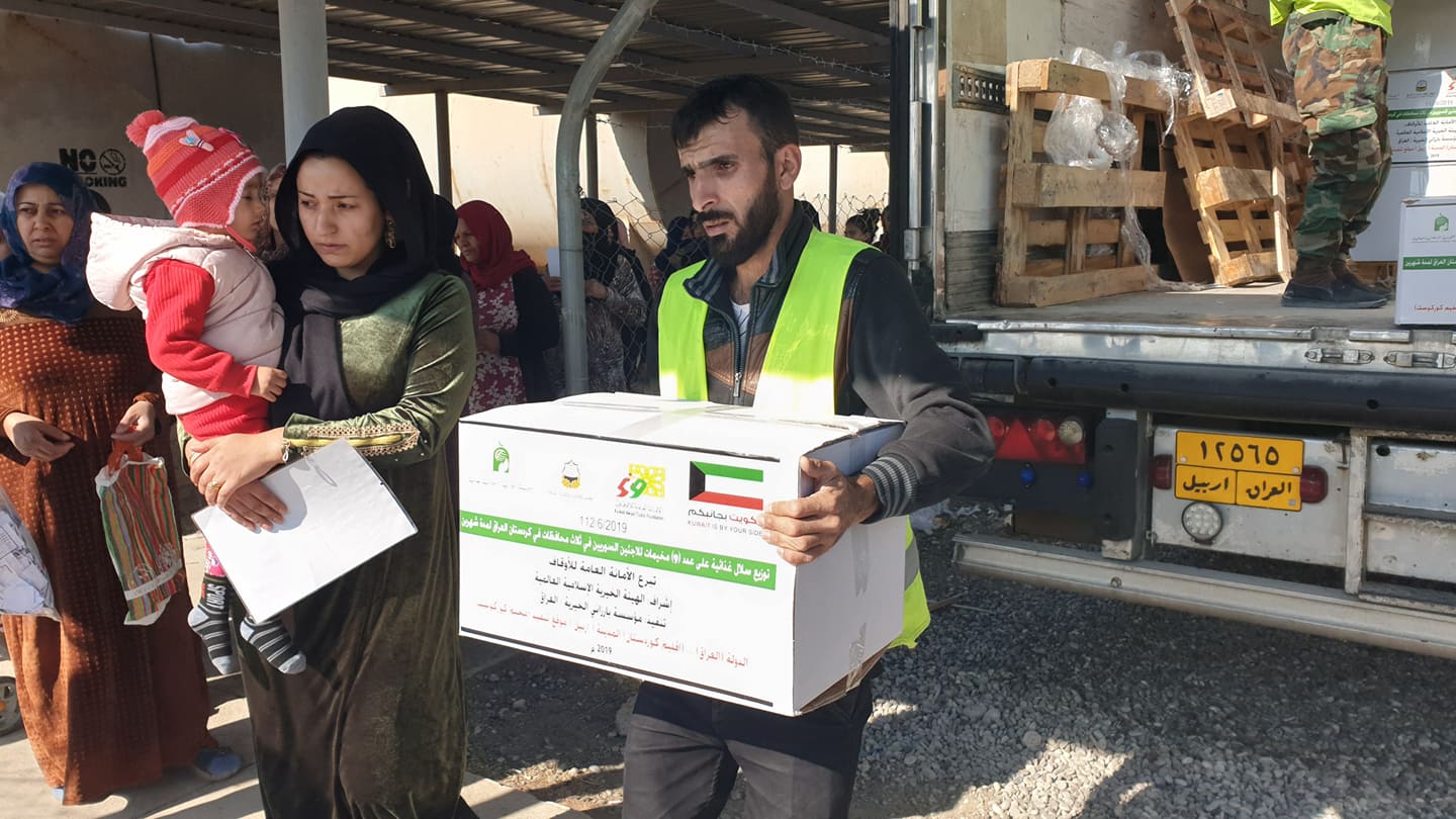 جانب من توزيع المساعدات الكويتية على اللاجئين السوريين في كردستان العراق