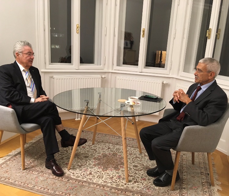 رئيس النمسا السابق هاينز فيشر مع  مدير مؤسسة الكويت للتقدم العلمي الدكتور عدنان شهاب الدين