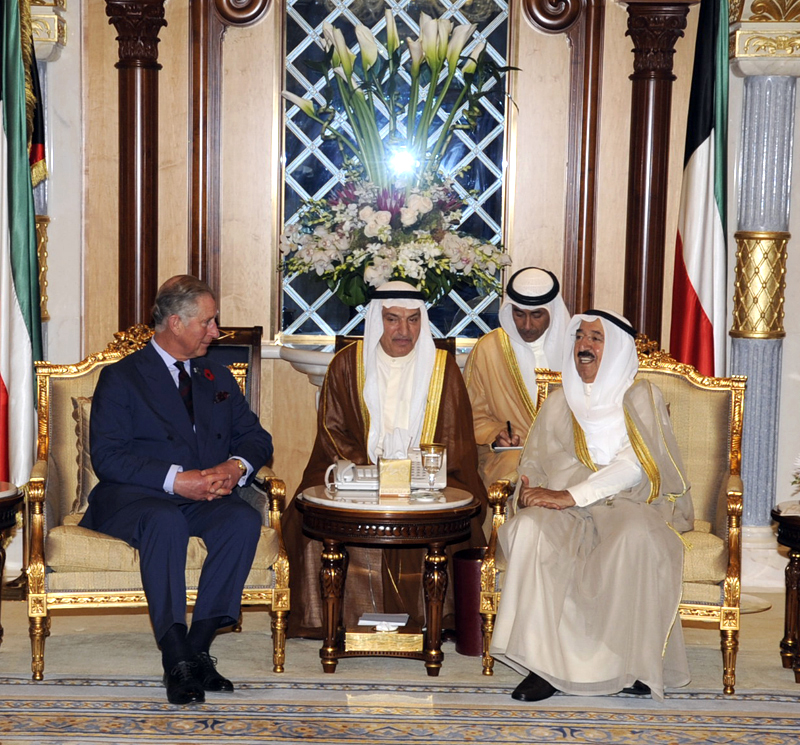 سمو الامير أثناء استقباله الامير تشارلز امير ويلز2011