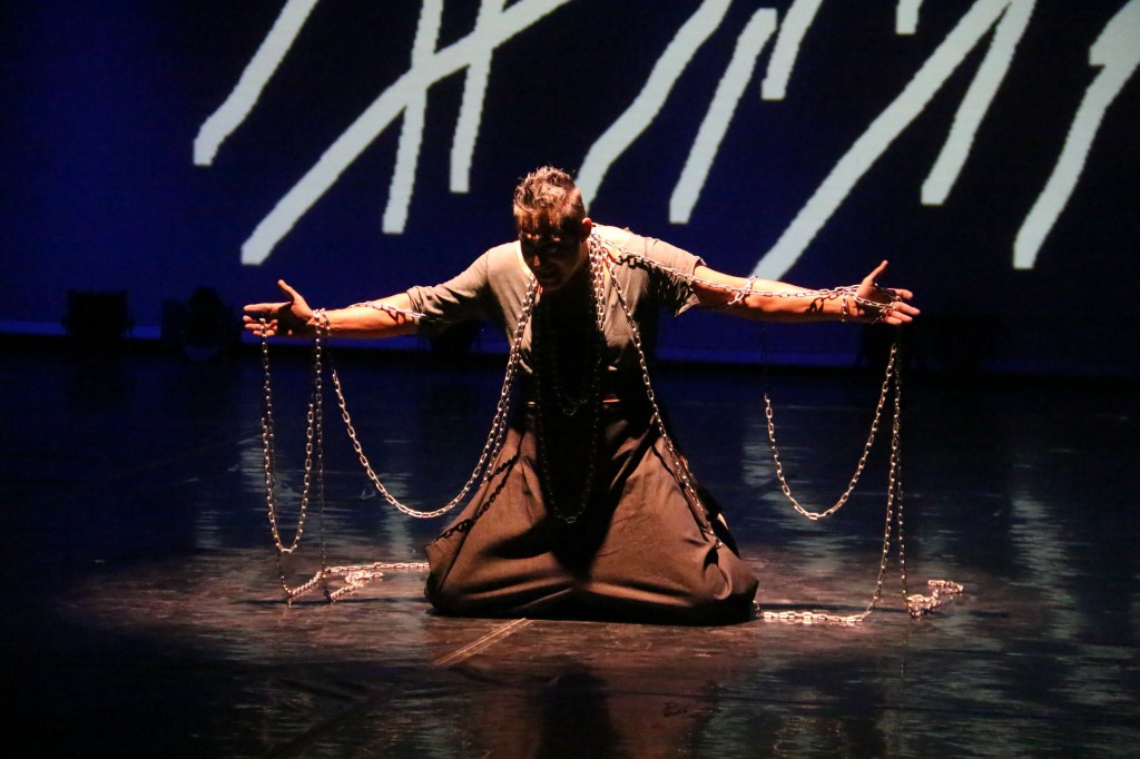 جانب من العرض المسرحي التونسي في انطلاق المهرجان