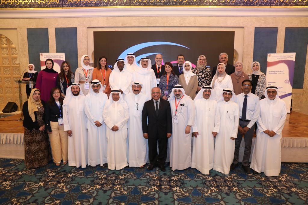 الدكتور محمد الخشتي مع أعضاء لجنة الايكمو وفرق العمل