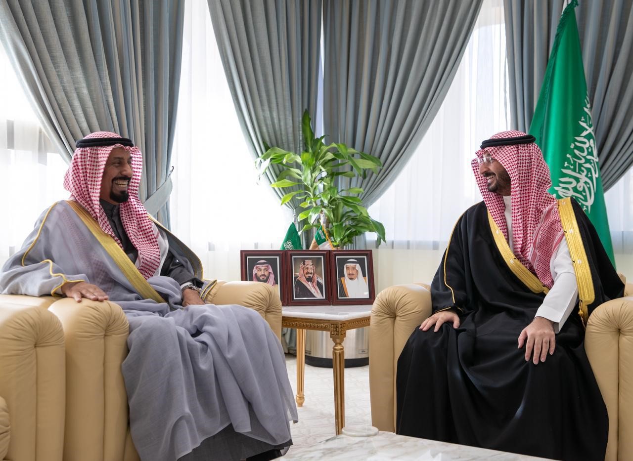 السفير الكويتي بالسعودية خلال الاجتماع مع وزير الحرس الوطني السعودي