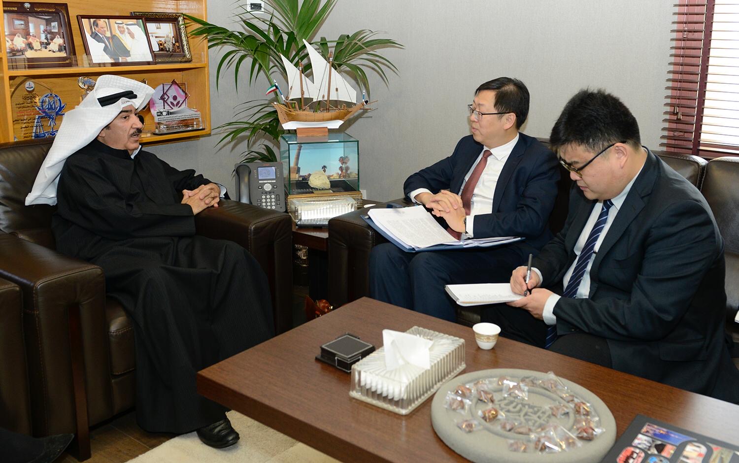 جانب من لقاء نائب المدير العام لقطاع التحرير رئيس تحرير (كونا) مع الوفد الصيني