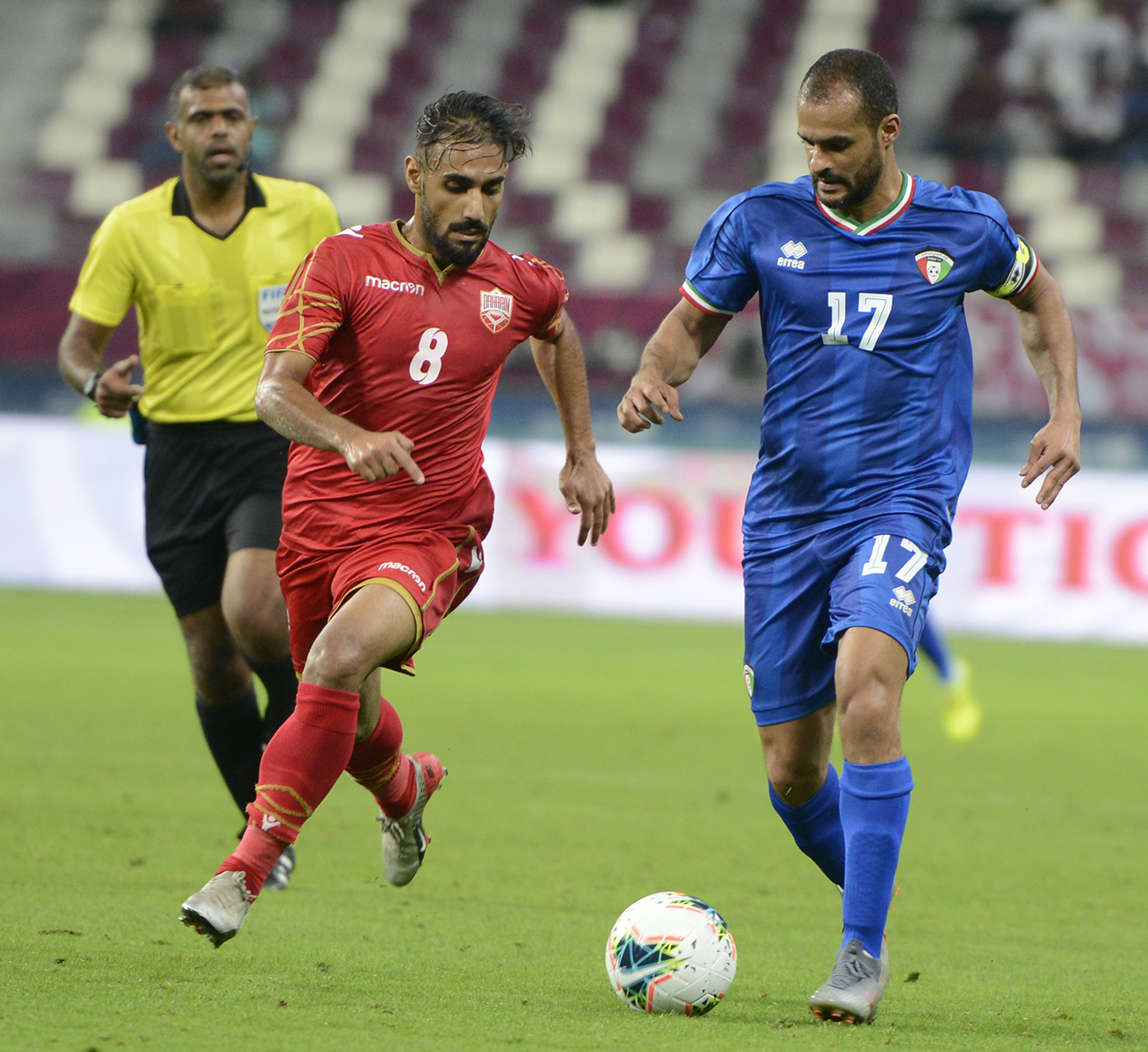لاعب منتخب الكويت بدر المطوع خلال المباراة