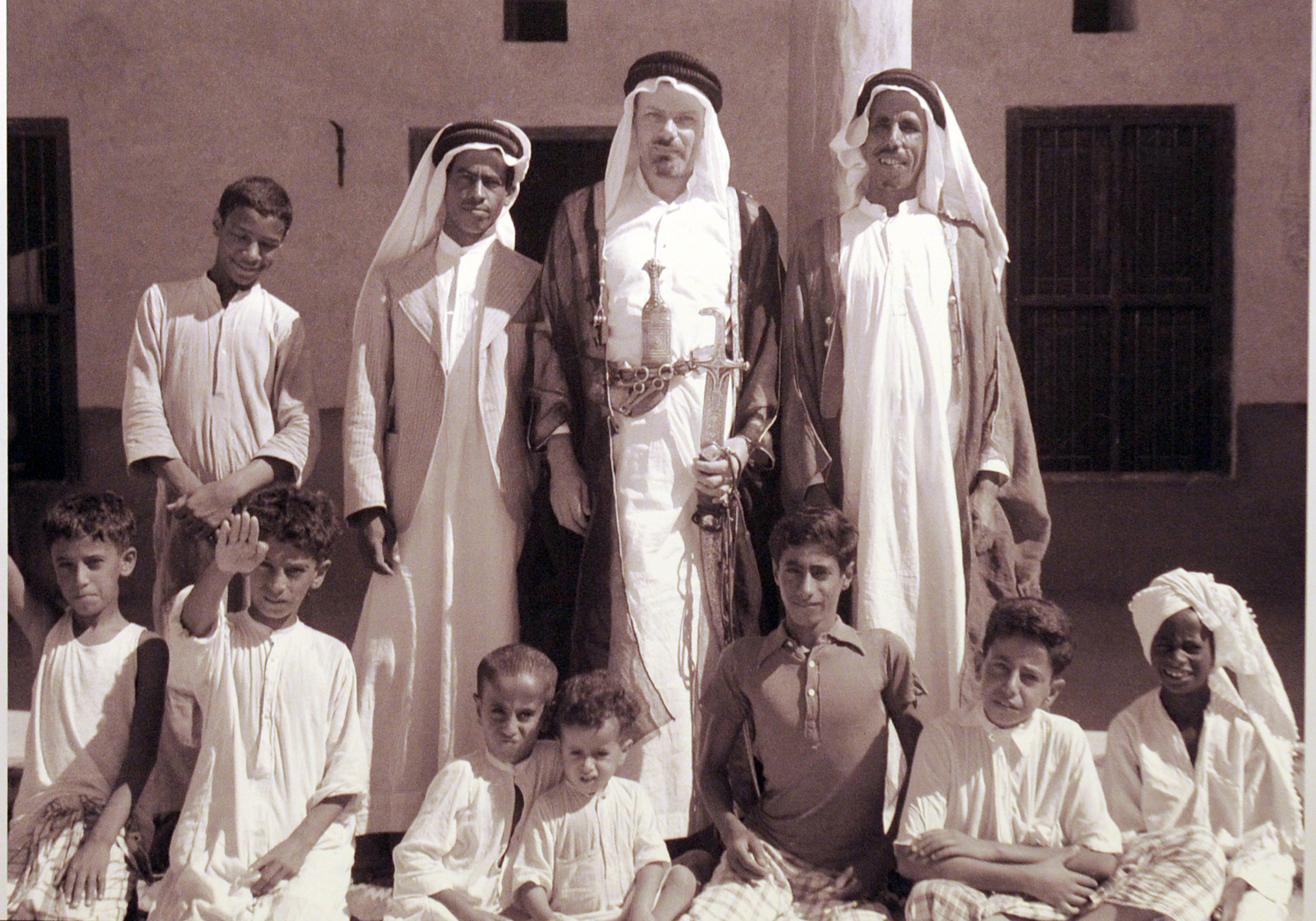 آلان فيليرز مع بعض أصدقاؤه في الكويت