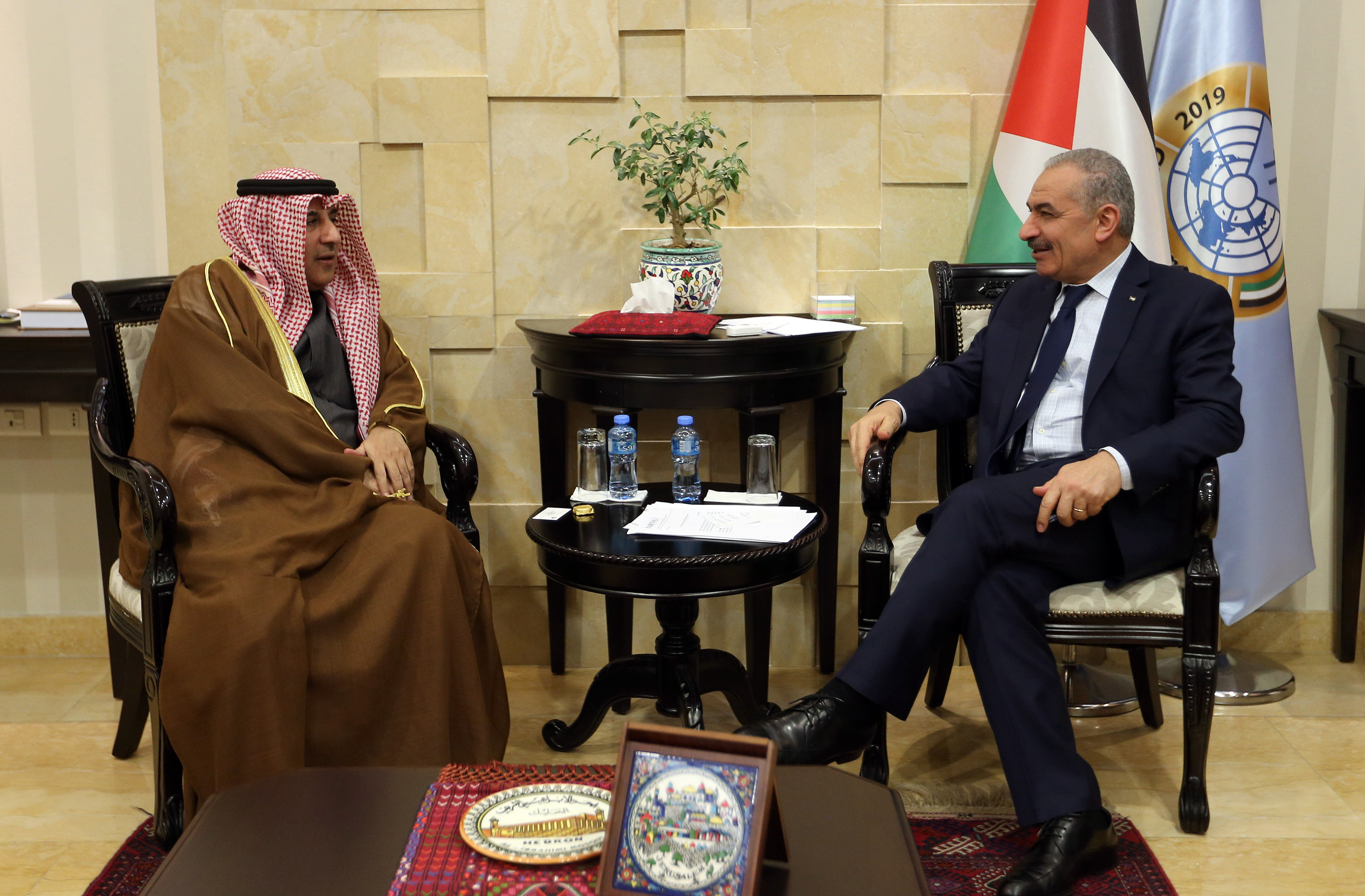 رئيس الوزراء الفلسطيني يلتقي السفير الكويتي لدى فلسطين