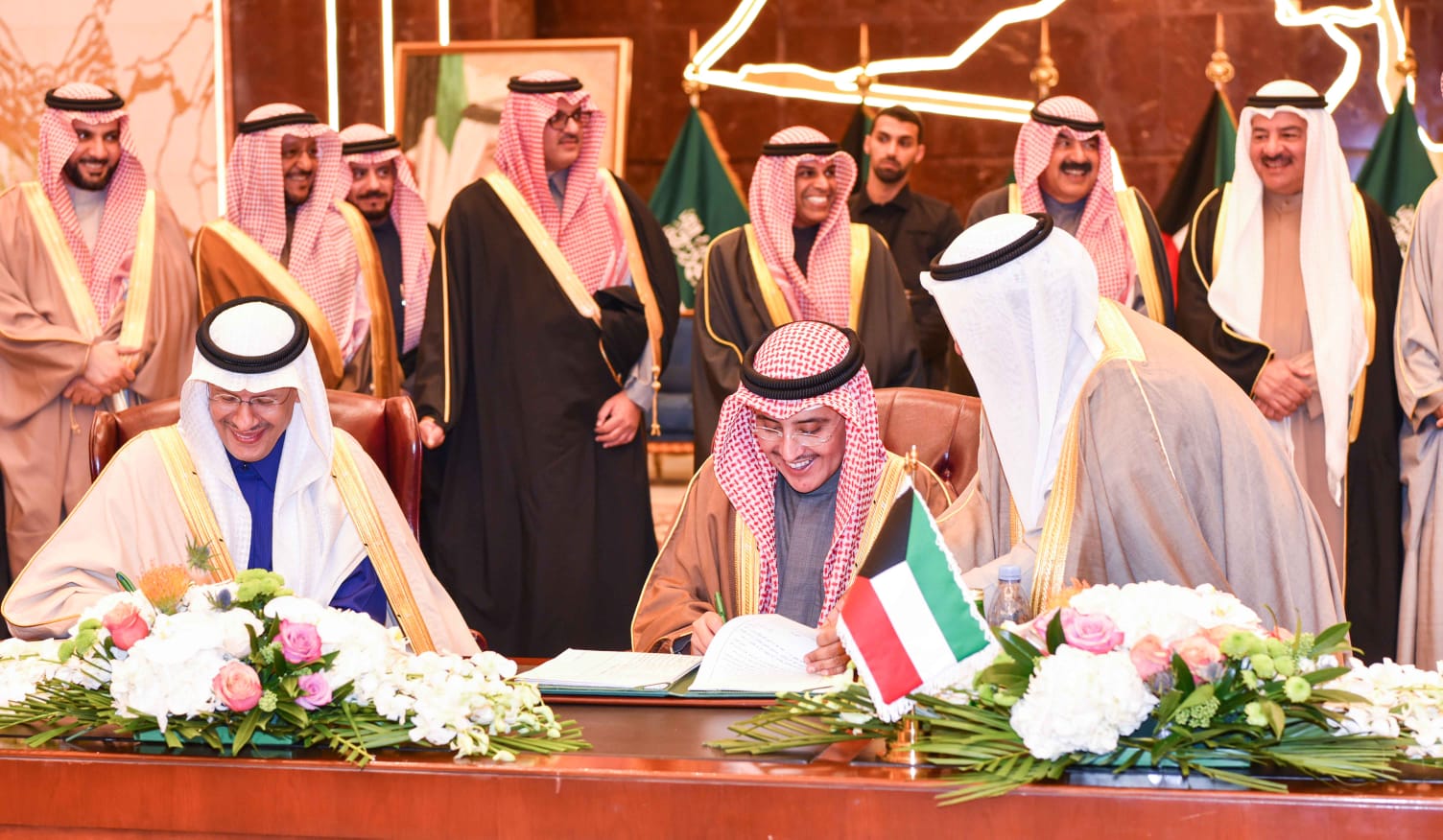 الشيخ الدكتور أحمد ناصر المحمد وزير الخارجية والأمير عبدالعزيز بن سلمان خلال التوقيع