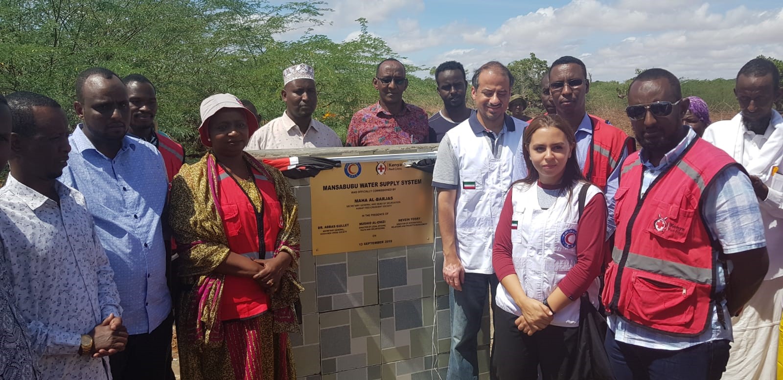 متطوعو جمعية الهلال الأحمر الكويتي والصليب الأحمر الكيني
