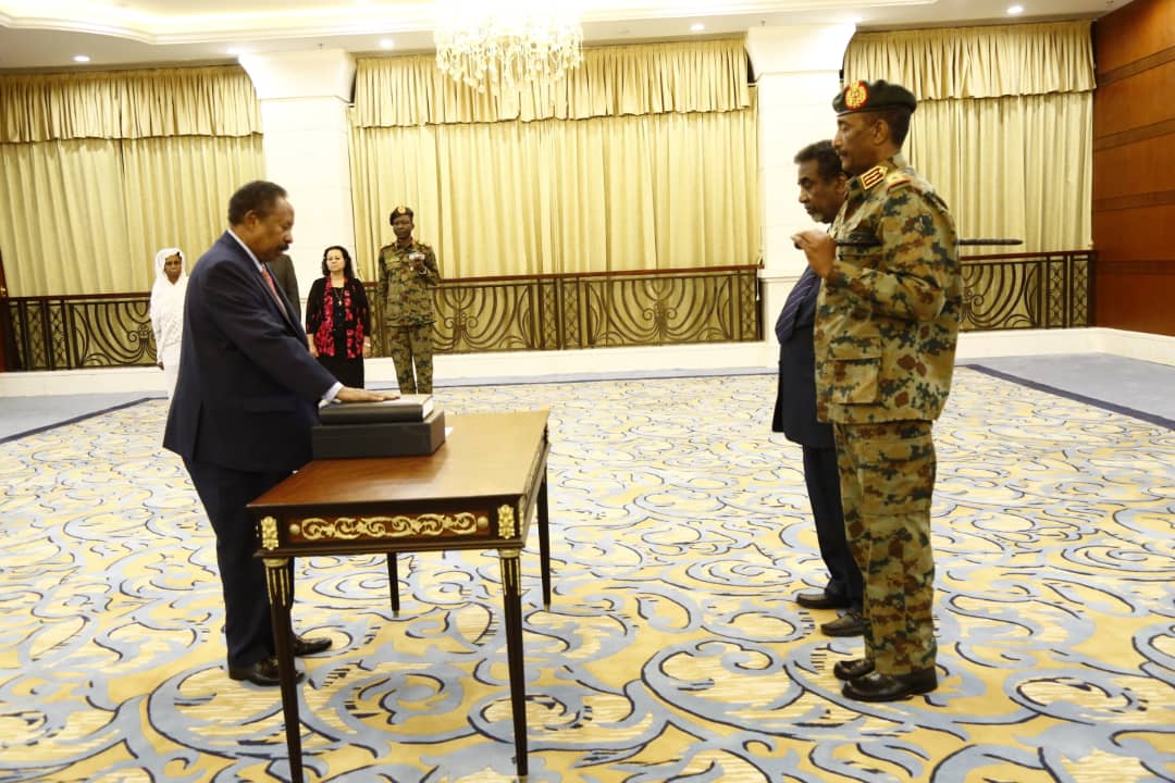 رئيس الوزراء السوداني اثناء ادائه اليمين الدستورية