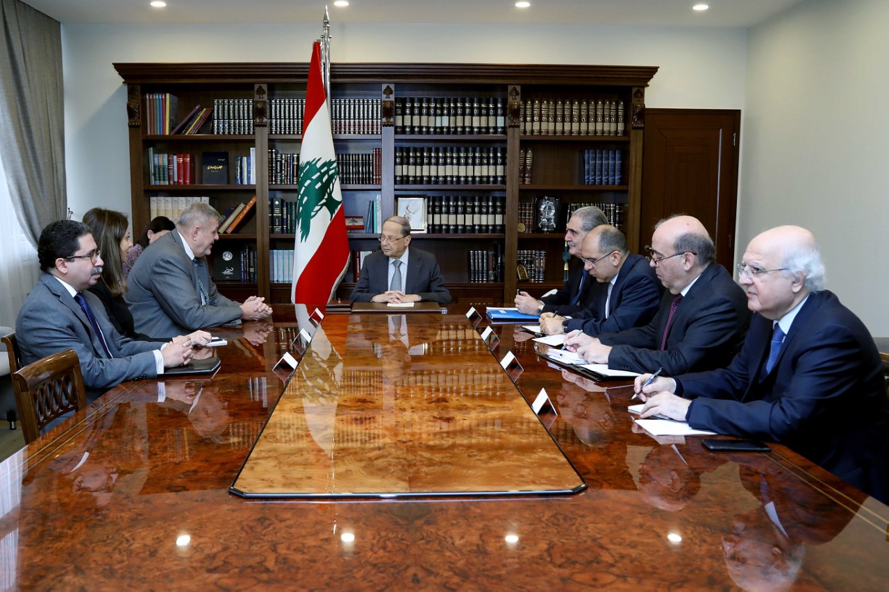 الرئيس اللبناني ميشال عون خلال استقباله المنسق الخاص للامم المتحدة في لبنان يان كوبيتش