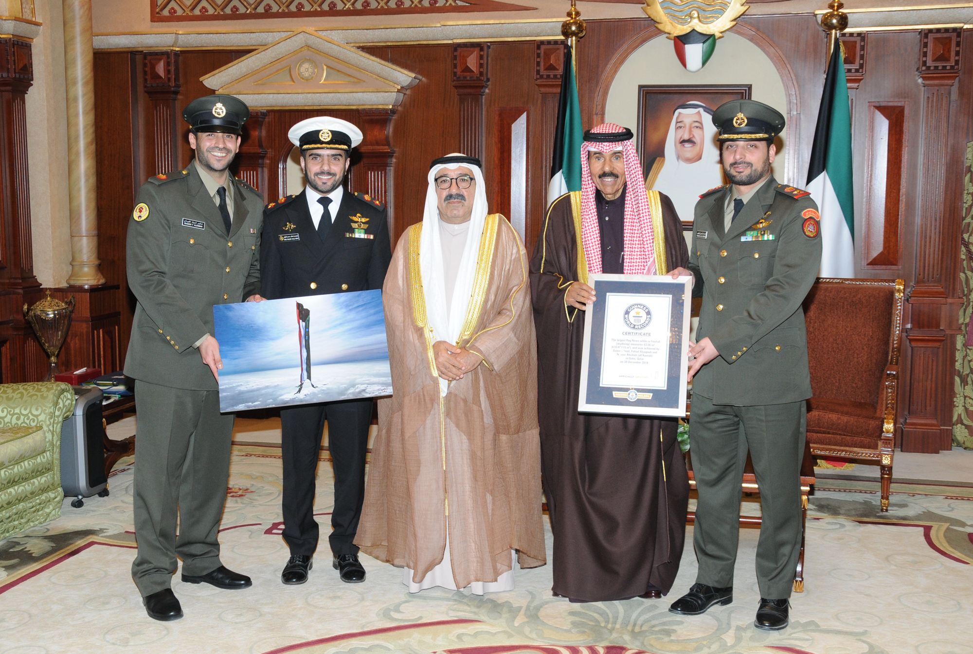 سمو ولي العهد الشيخ نواف الأحمد الجابر الصباح حفظه الله خلال استقبال النائب الأول لرئيس مجلس الوزراء ووزير الدفاع الشيخ ناصر صباح الأحمد الصباح ومجموعة من أبنائه الضباط في الجيش الكويتي