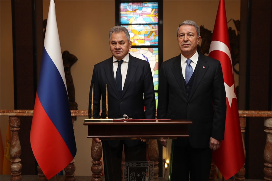 وزير الدفاع الروسي سيرغي شويغو مع نظيره التركي خلوصي أكار