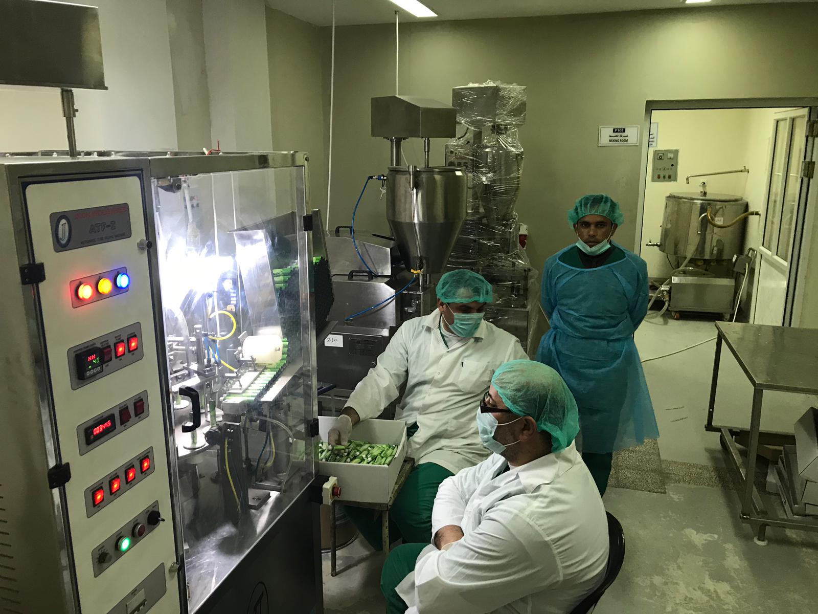 أطباء فلسطينييون خلال إشرافهم على تصنيع بعض الادوية بقطاع غزة