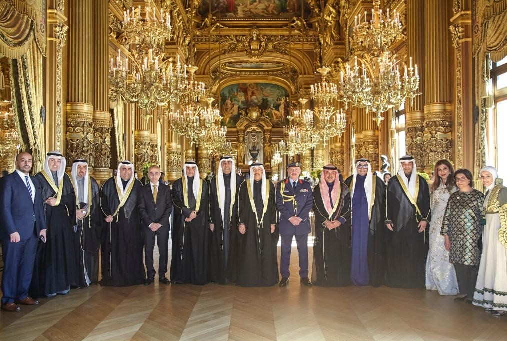 أعضاء سفارة الكويت في فرنسا ورؤساء المكاتب الفنية المختصة خلال حفل الاستقبال الذي اقيم بدار الاوبرا