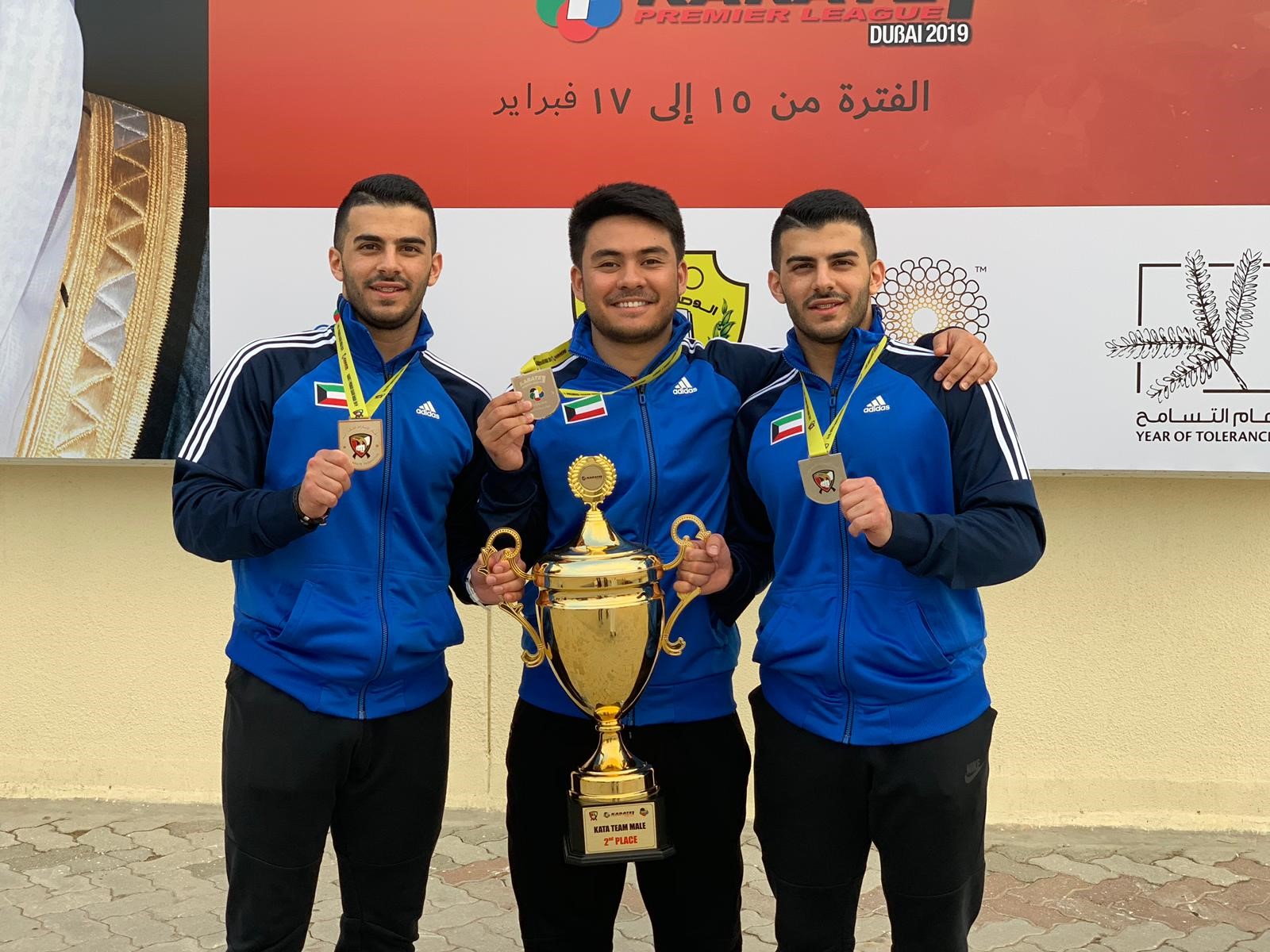 لاعبو منتخب الكويت يحملون كأس المركز الثاني