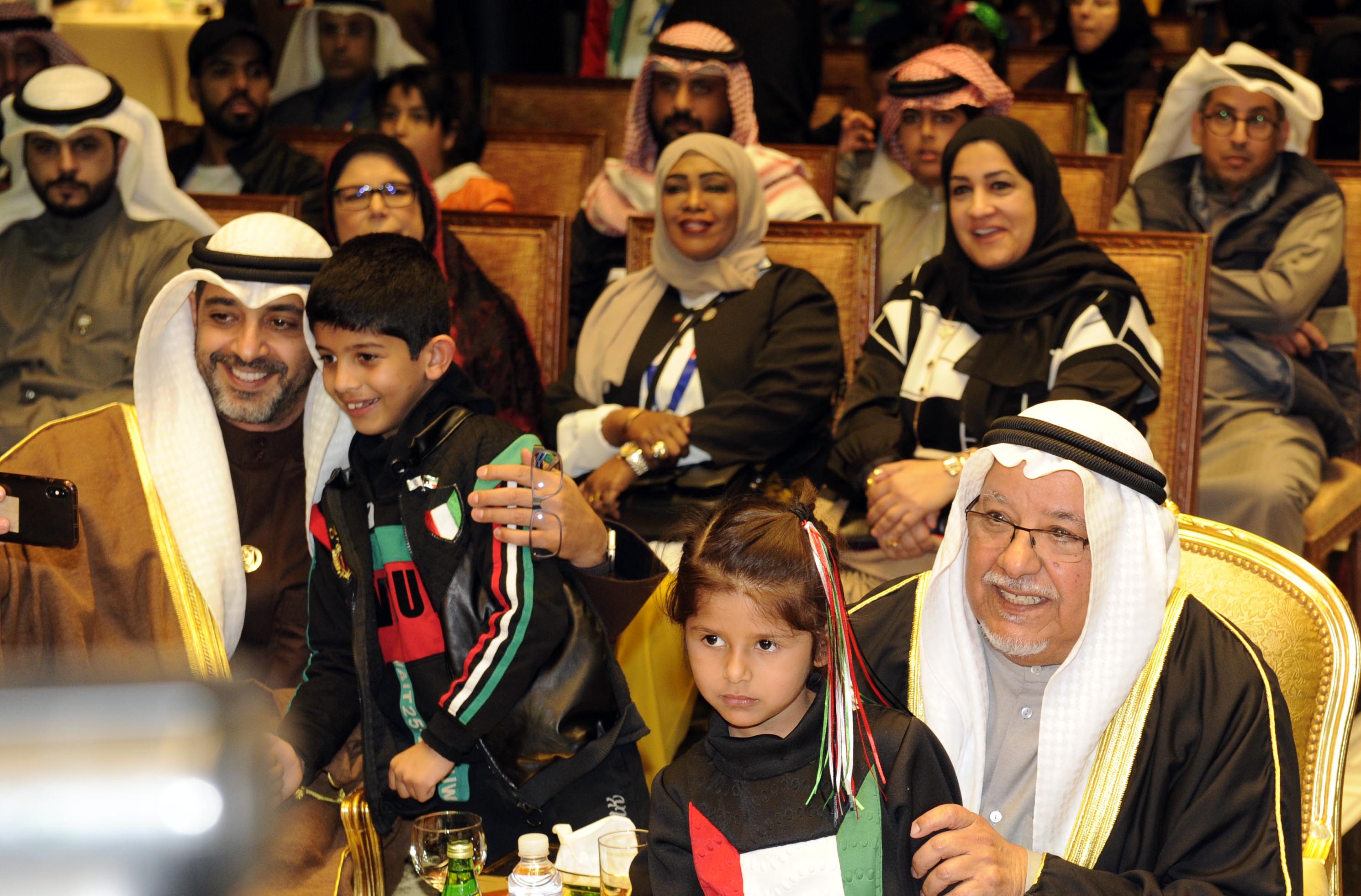 الشيخ علي الجراح والشيخ محمد العبد الله مع طفلين أثناء الحفل
