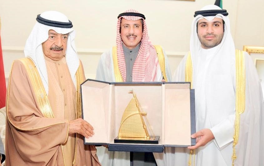 سفير الكويت لدى البحرين الشيخ عزام الصباح يستقبل رئيس الوزراء البحريني الأمير خليفة بن سلمان 