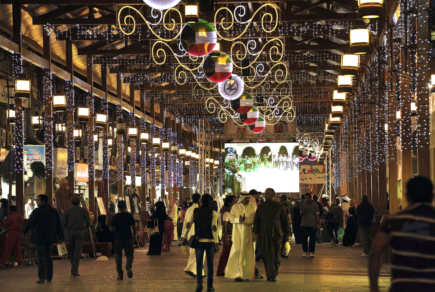 سوق المباركية في مدينة الكويت أثناء الاعياد الوطنية