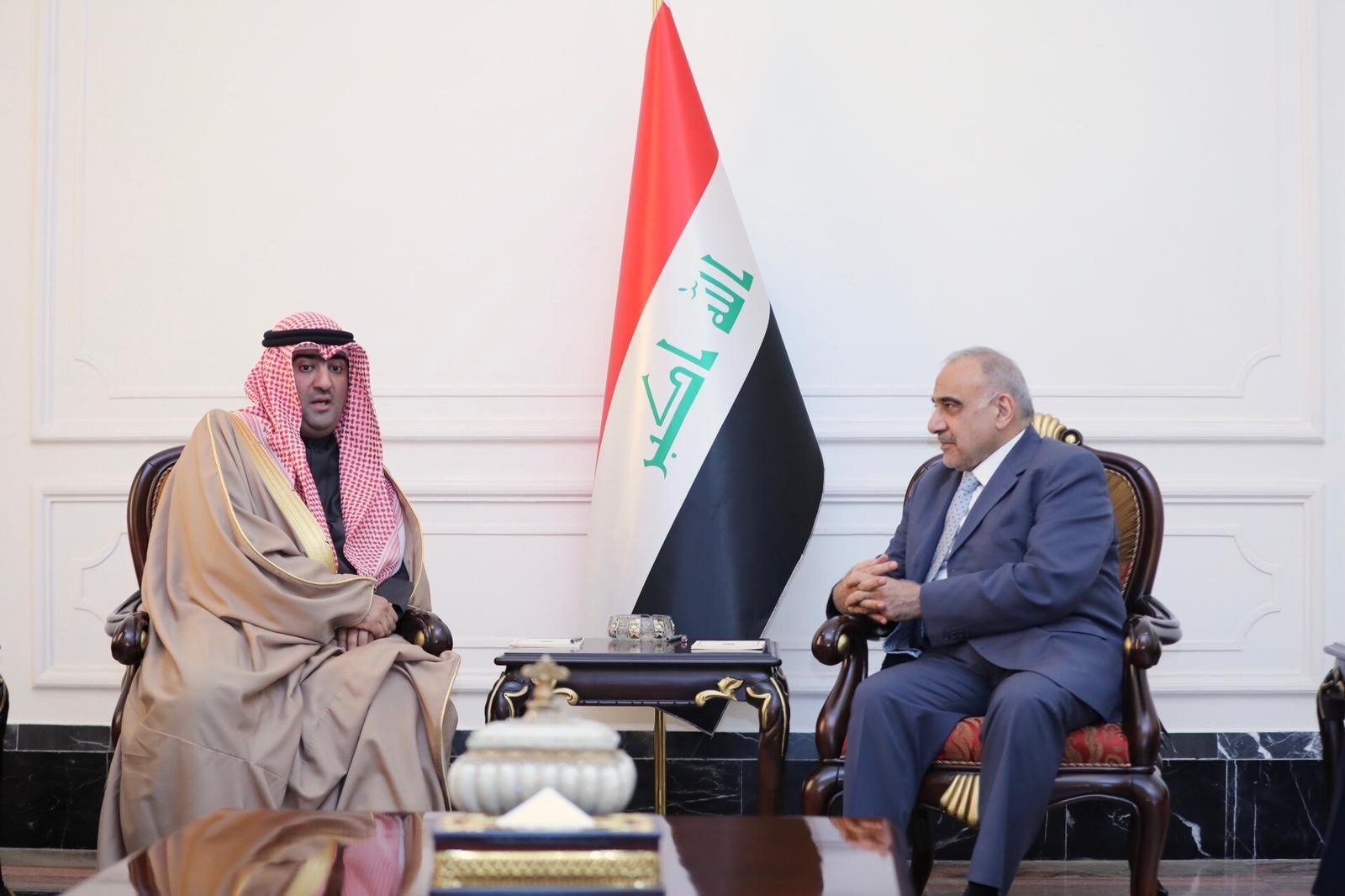 رئيس الوزراء العراقي عادل عبد المهدي اثناء استقباله وزير التجارة والصناعة الكويتي خالد الروضان