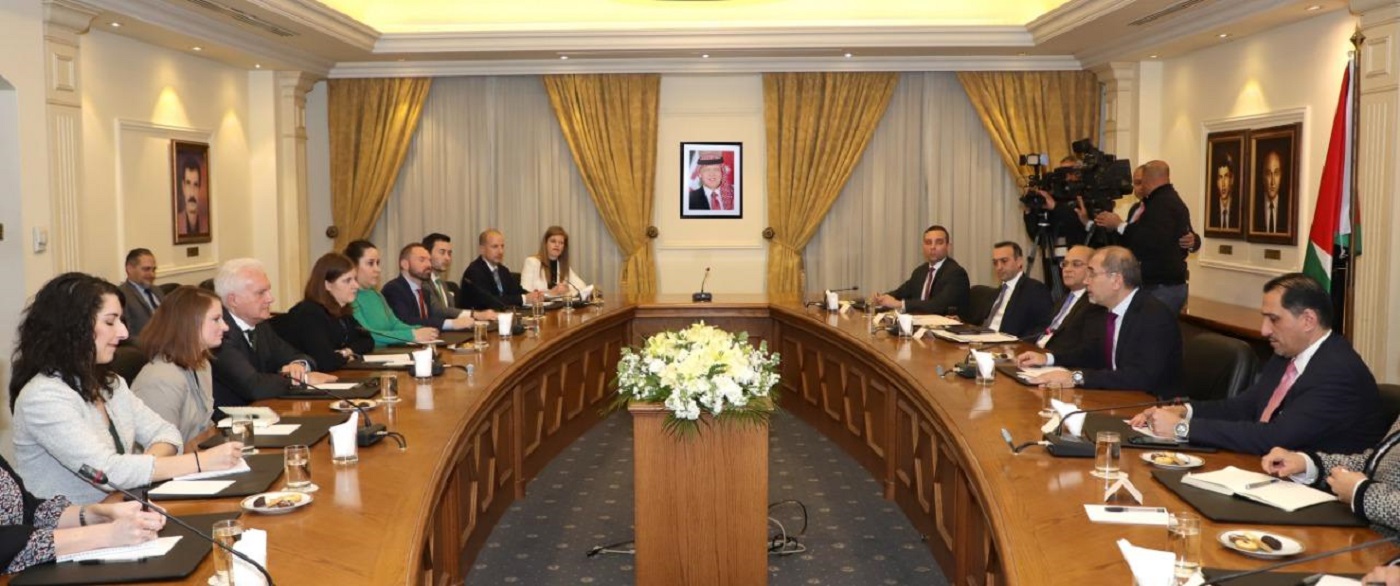 وزير الخارجية الاردني ايمن الصفدي يلتقي وفد من مساعدي اعضاء الكونغرس الامريكي
