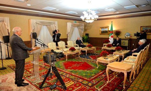 رئيس المجلس الدستوري وهو يؤدي اليمين أمام الرئيس بوتفليقة
