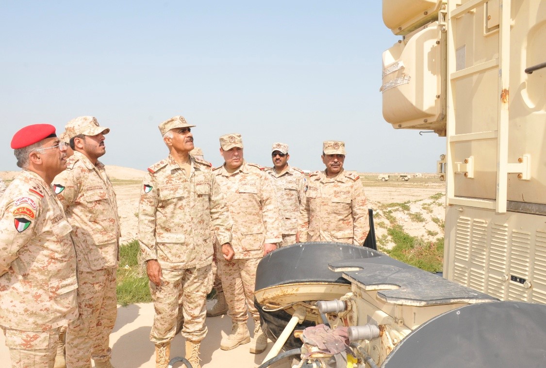 رئيس الأركان العامة للجيش الكويتي الفريق الركن محمد الخضر يطلع على سير العمل والمهام في احد مواقع الجيش في المنطقة الشمالية