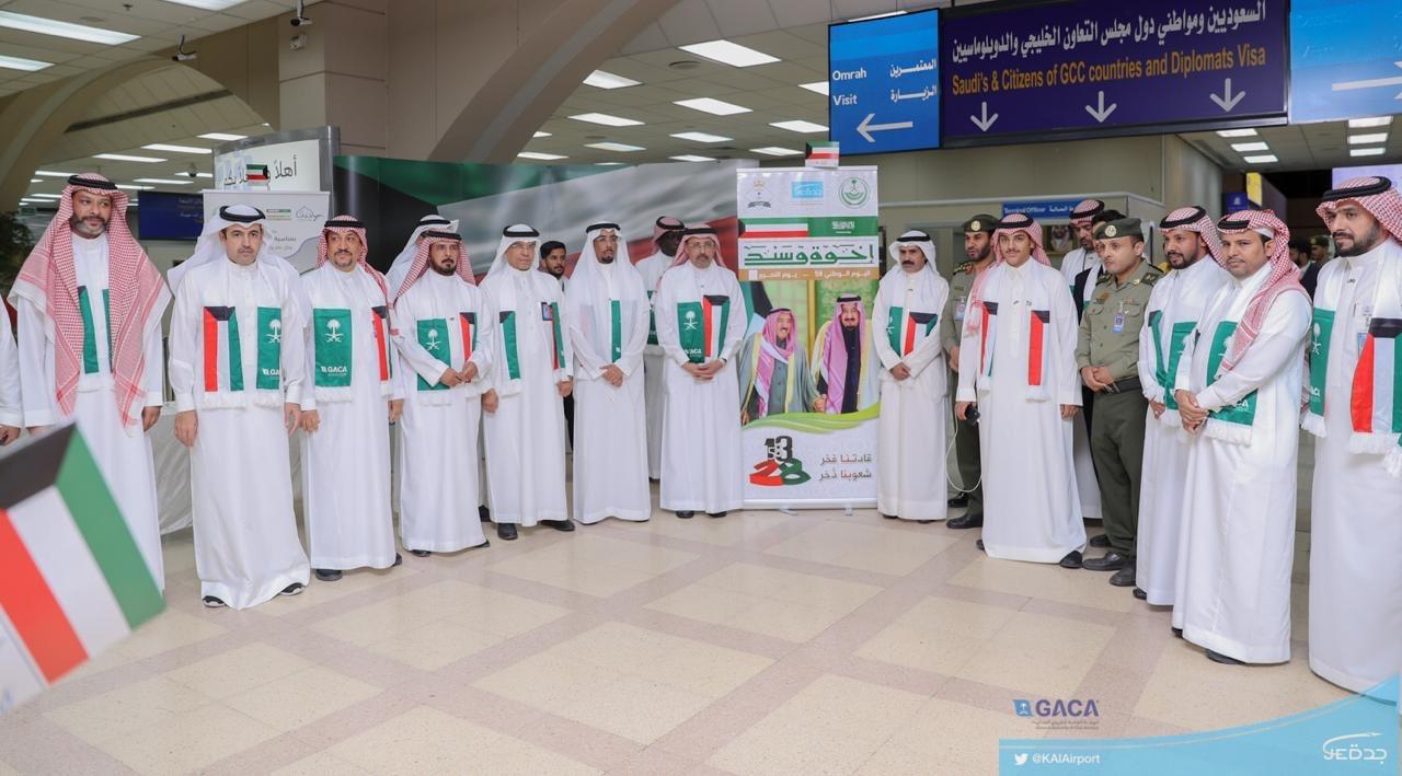 Saudi airports greet Kuwaiti travelers with flowers on their Nat'l Day
