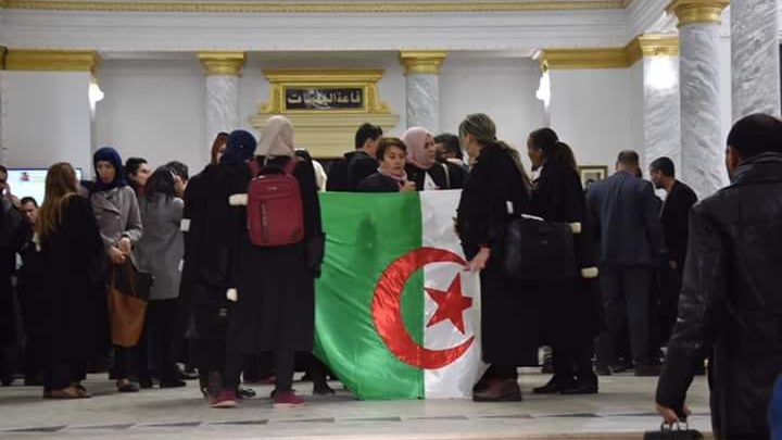 المحامون الجزائريون أثناء الاحتجاج داخل المحكمة بالجزائر العاصمة