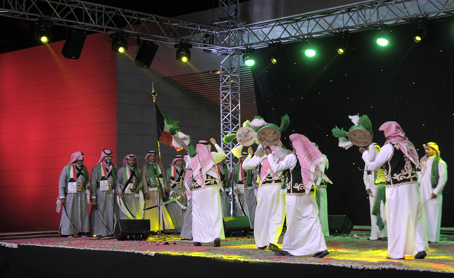 فرقة (سيالة) السعودية للفنون الشعبية خلال تقديم فقرات فنية في مركز الشيخ جابر الأحمد الثقافي بمناسبة عيد تحرير الكويت