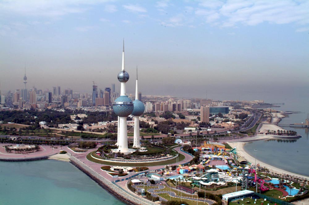 أبراج الكويت على الساحل في شارع (الخليج العربي)