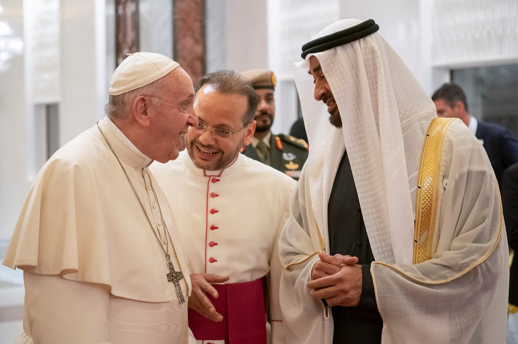 البابا فرنسيس يصل إلى الإمارات و محمد بن زايد في مقدمة مستقبليه