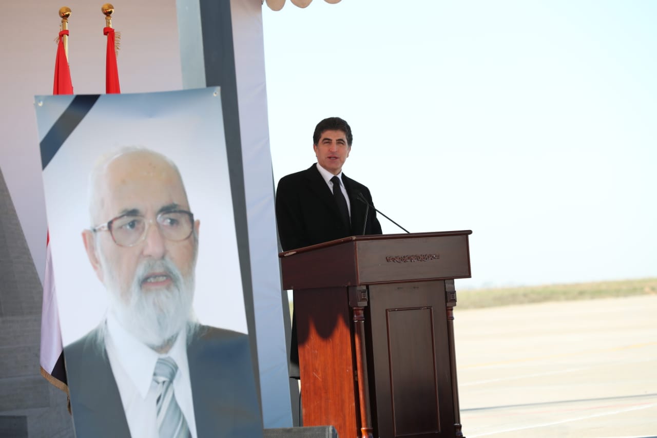 رئيس وزراء اقليم كردستان العراق نيجيرفان بارزاني متحدثا خلال مراسم استقبال جثمان امير الايزيديين في العراق والعالم