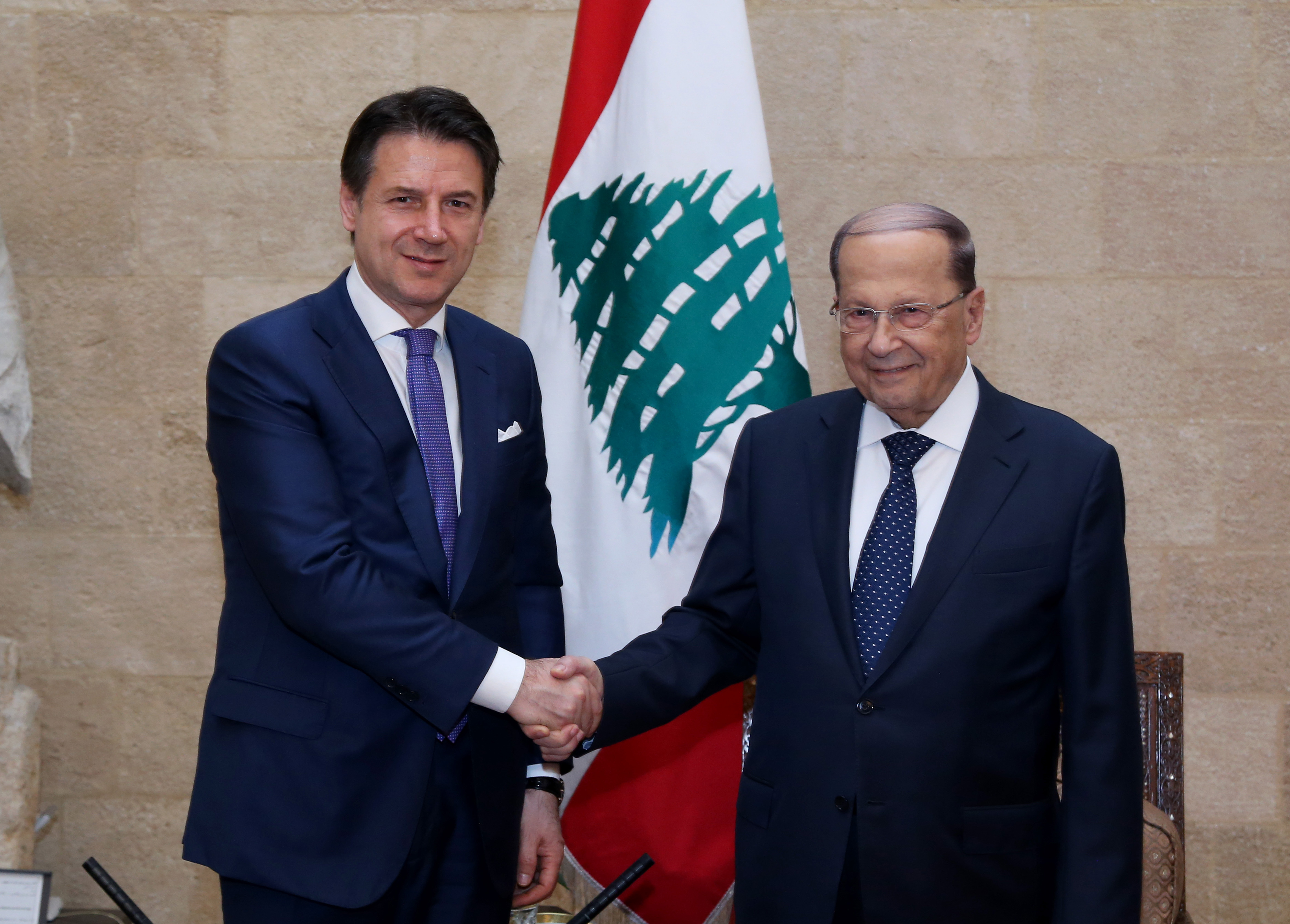 الرئيس اللبناني ميشال خلال لقائه رئيس الوزراء الإيطالي جوزيبي كونتي في القصر الجمهوري