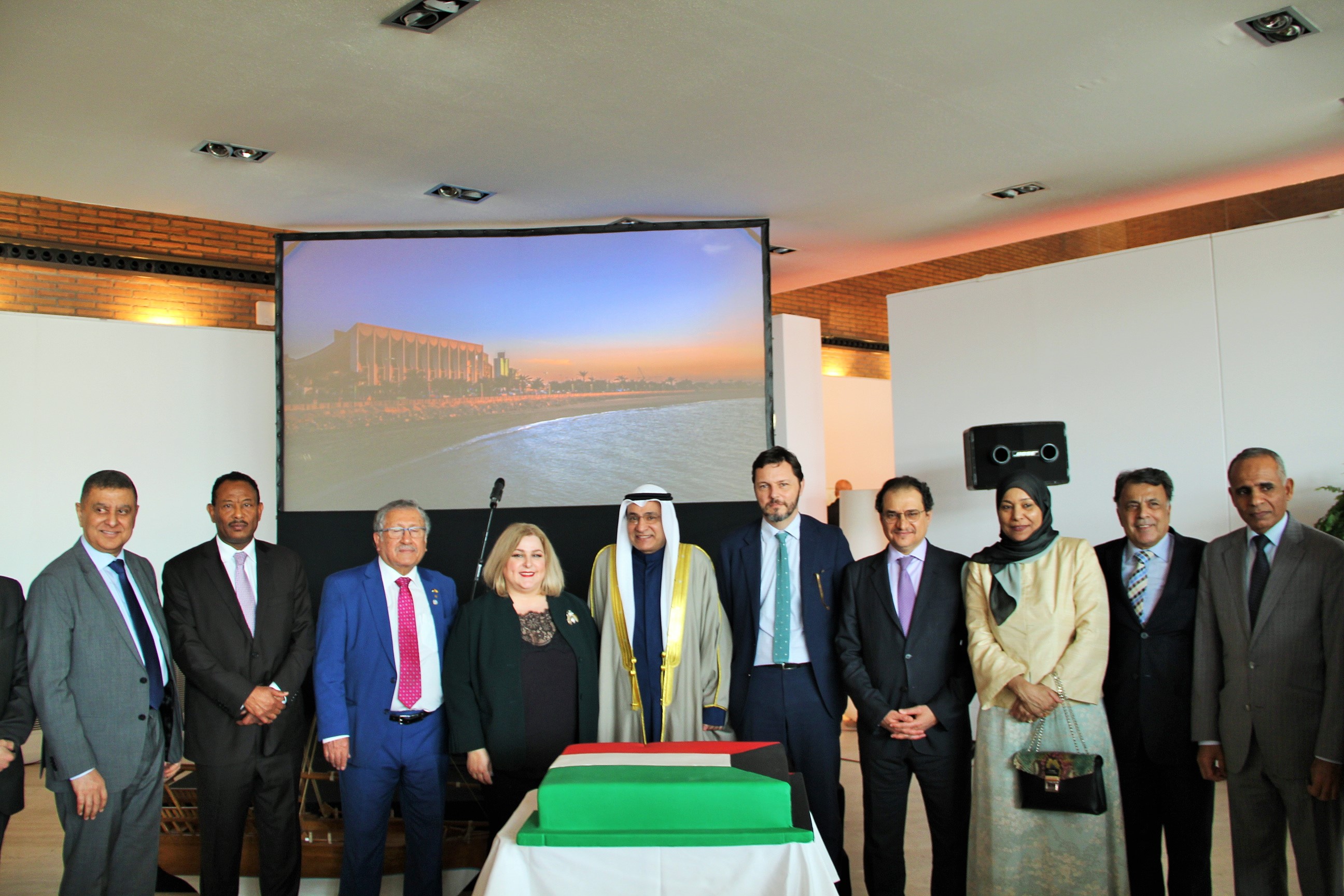 سفير الكويت لدى إسبانيا عيادة السعيدي مع عدد من الشخصيات البارزة اثناء احتفال القنصلية العامة بالاعياد الوطنية 
