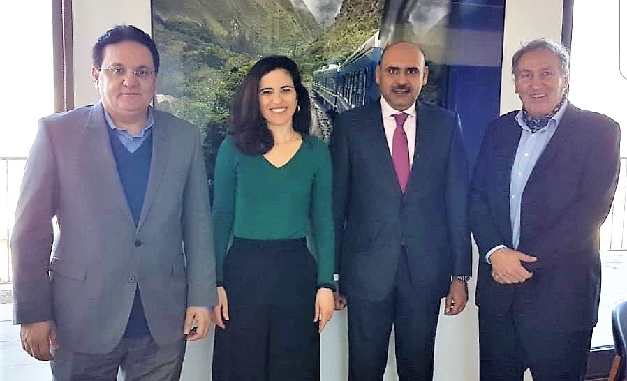 (Au centre) Le directeur général adjoint de KUNA chargé des Affaires administratives et financières, Abdelhamid Malak, et la DG de l'AFP, Dalila Zein.