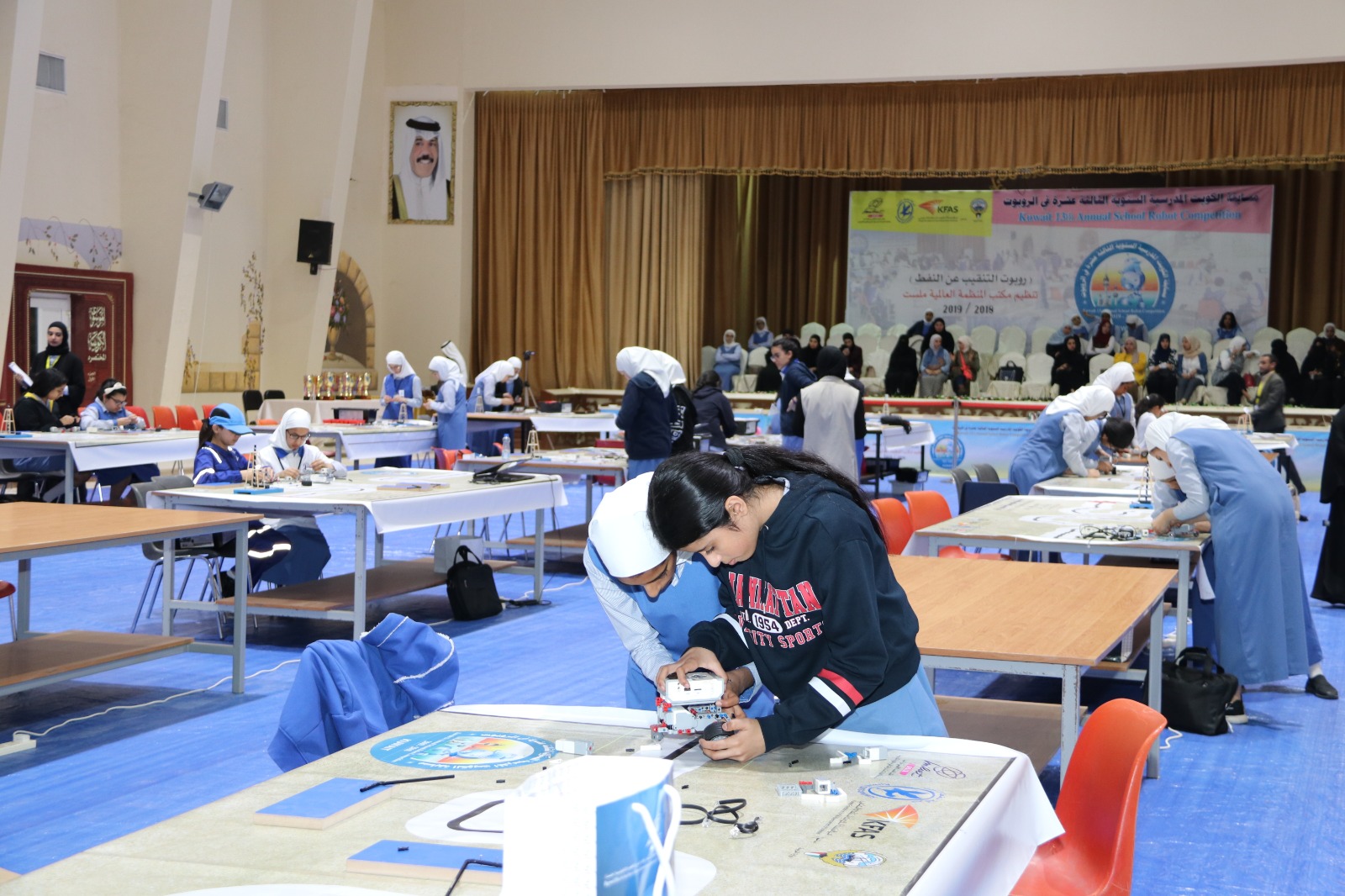 جانب من منافسات مسابقة الكويت المدرسية السنوية للروبوت ال13 (روبوت التنقيب عن النفط) للعام الدراسي الحالي