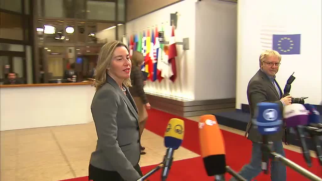 الممثلة العليا للسياسة الخارجية والأمنية بالاتحاد الأوروبي فيديريكا موغيريني أثناء حديثها مع الصحفيين