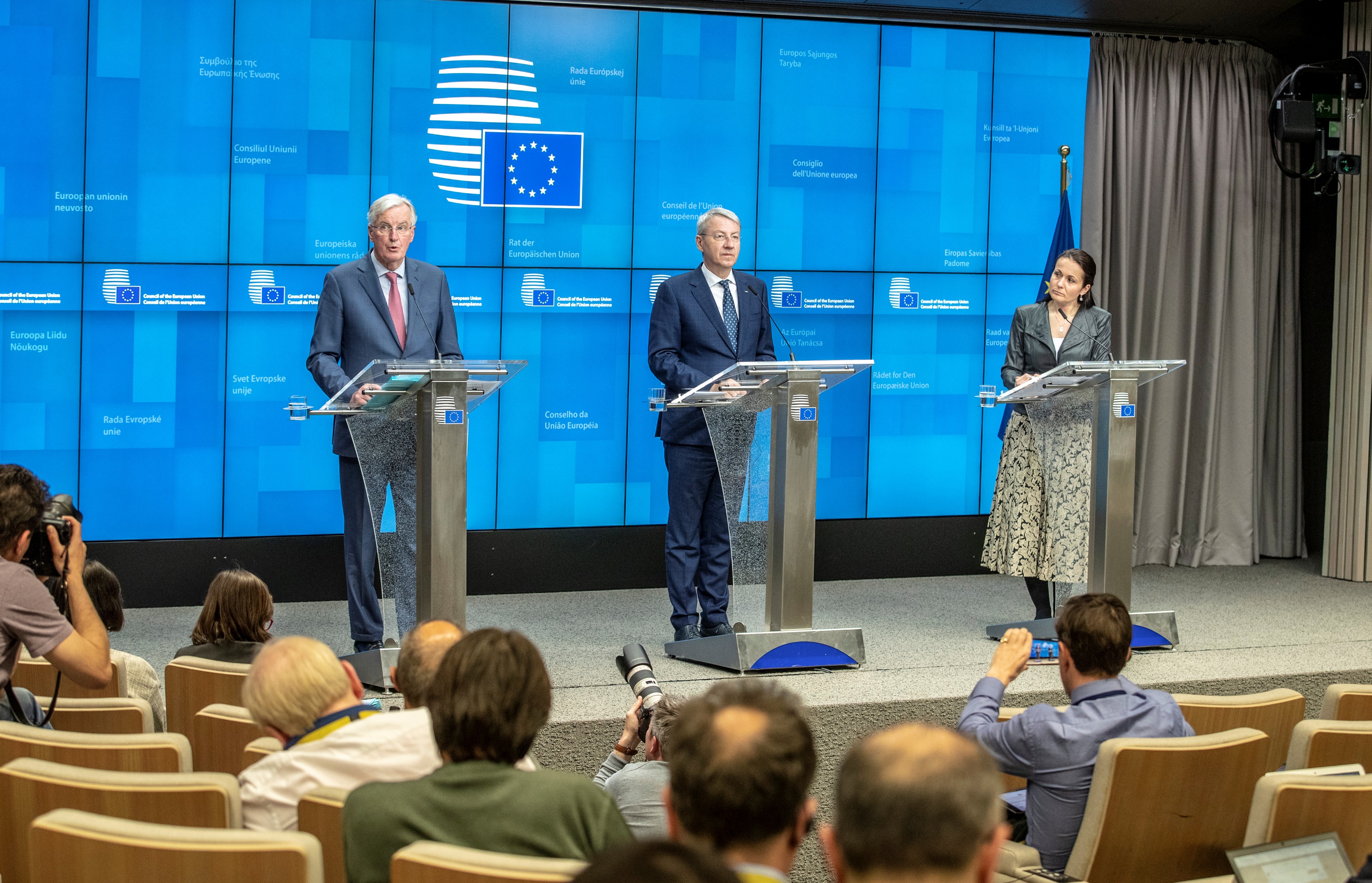 كبير مفاوضي الاتحاد الأوروبي بشأن خطة خروج بريطانيا من التكتل (بريكسيت) ميشيل بارنييه خلال المؤتمر الصحفي