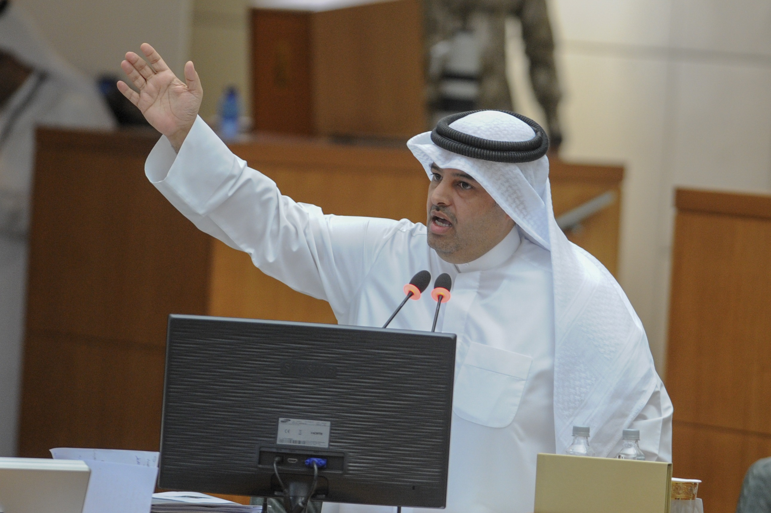 عضو مجلس الأمة النائب مبارك الحجرف أثناء الجلسة