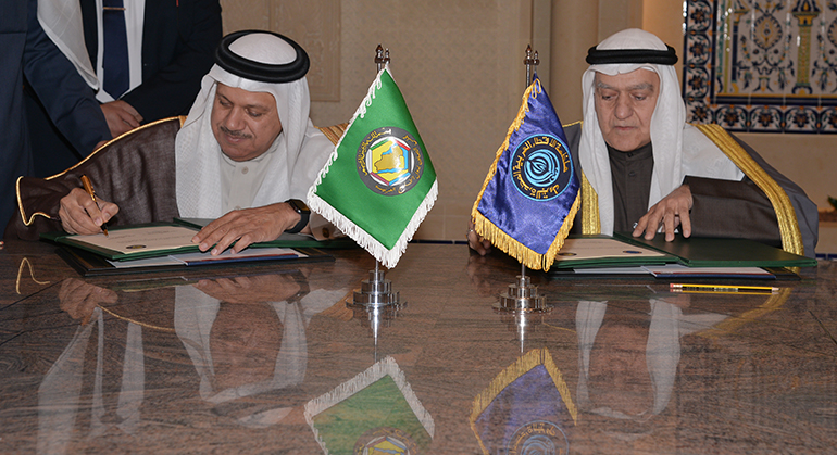 Secretary General of the Organization of Arab Petroleum Exporting Countries (OAPEC) Abbas Al-Naqi and GCC Secretary General Abdul-Latif Al-Zayani signed the MoU
