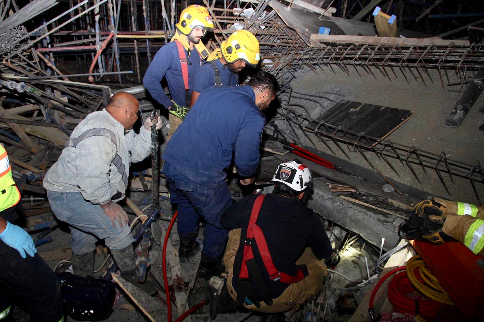 رجال الاطفاء يرفعون الانقاض لاستخراج المصابين من انهيار سقف المسجد