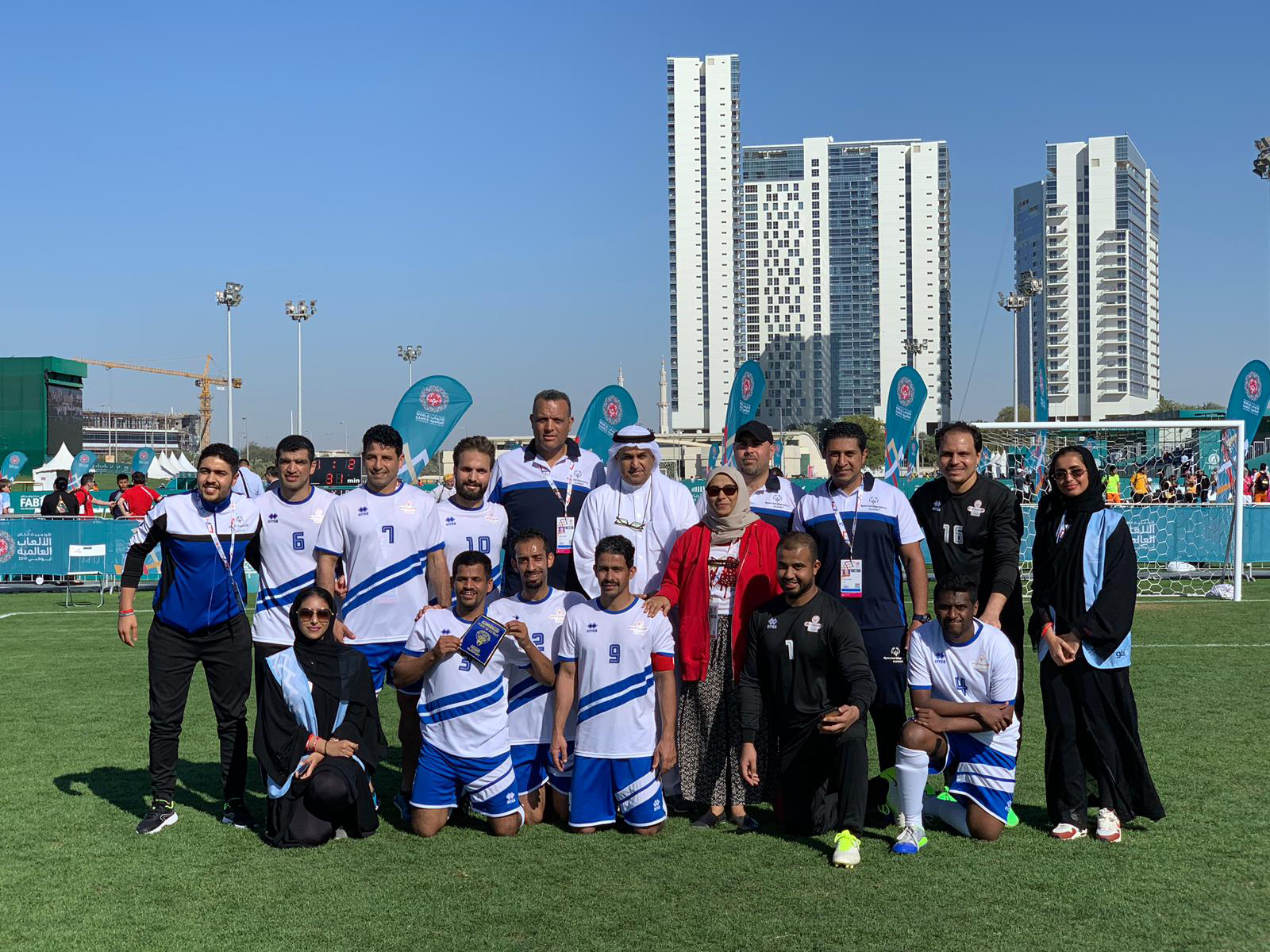 الفريق الكويتي لكرة القدم بعد انتصارة الخامس في المجموعة على الفريق النيبالي في الاولمبياد الخاص