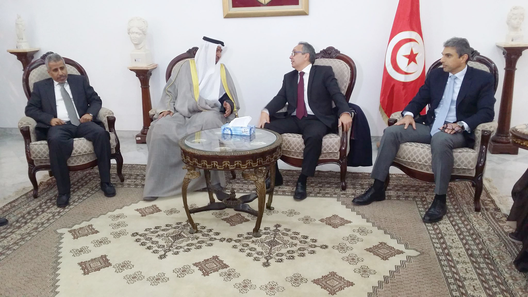 وزير العدل ووزير الدولة لشؤون مجلس الأمة الدكتور فهد العفاسي لدى وصوله إلى تونس