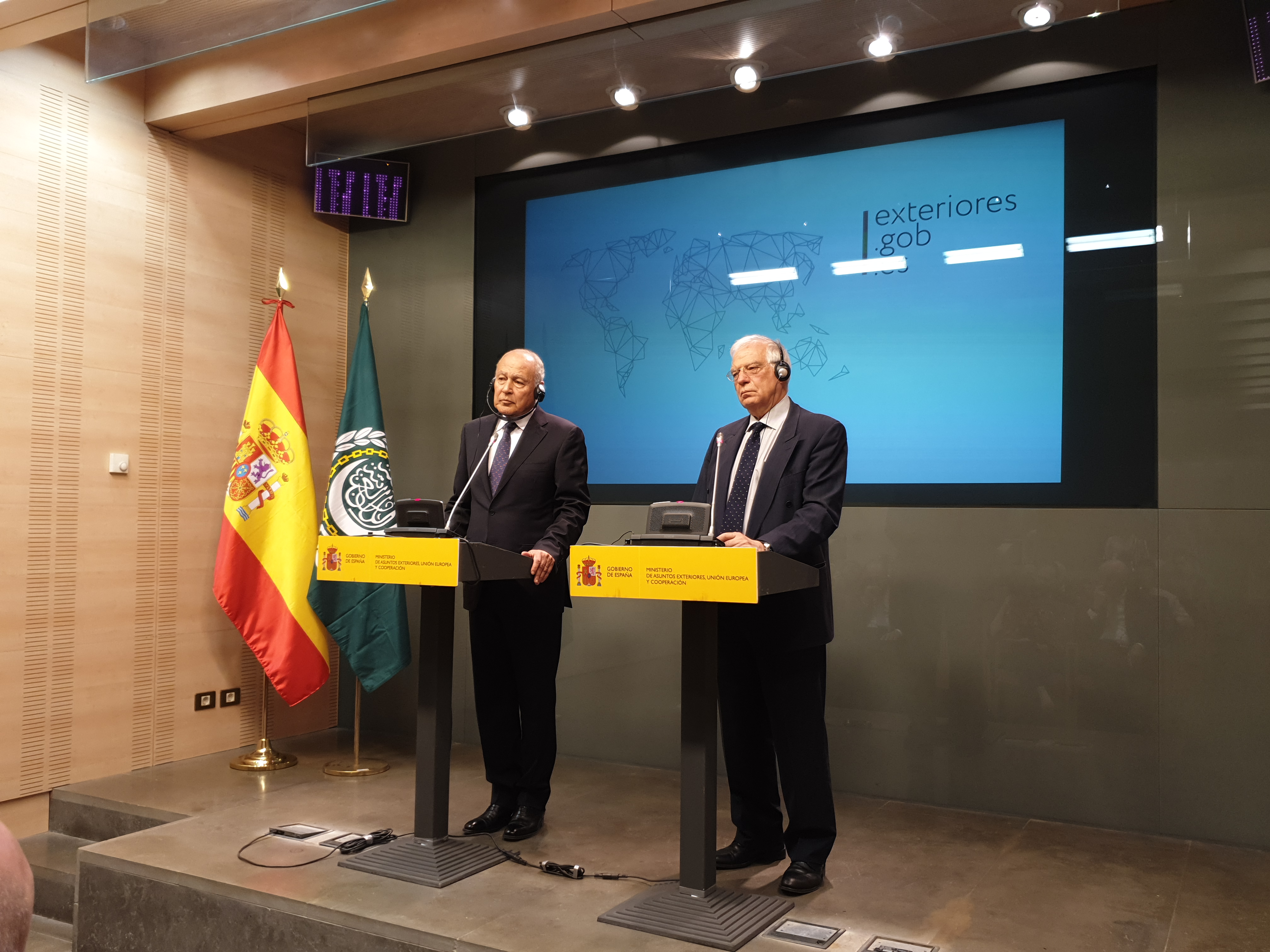 Le secrétaire général de la Ligue arabe, Ahmed Aboul Gheit, avec le ministre espagnol des Affaires étrangères, Josep Borrell