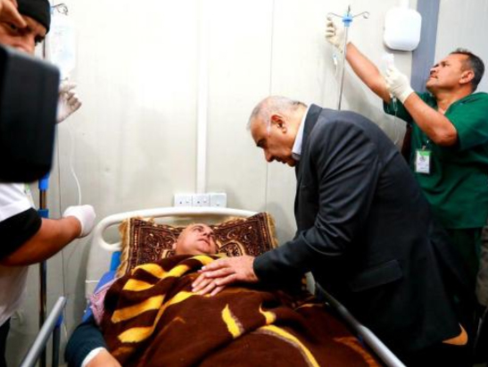 رئيس الوزراء العراقي عادل عبدالمهدي خلال زيارة لضحايا حادث غرق العبارة
