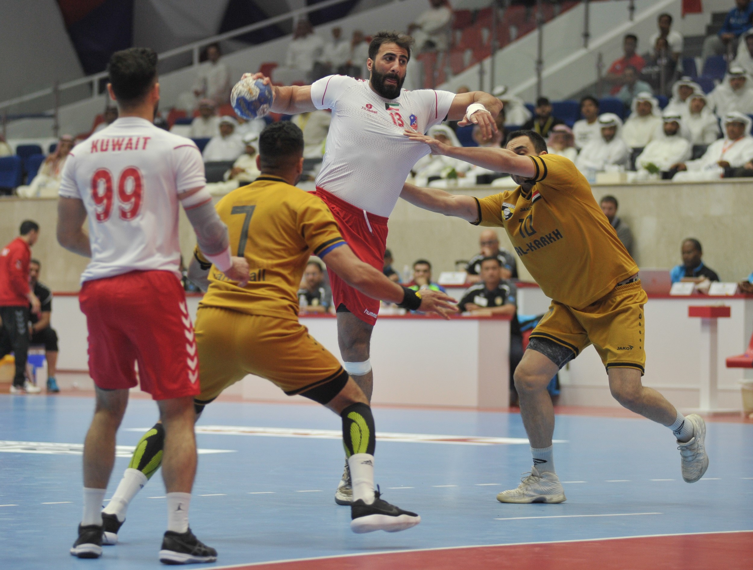 جانب من مباراة فريق الكويت الكويتي والكرخ العراقي ضمن منافسات المجموعة الثالثة في البطولة الاسيوية للاندية الابطال ال21 لكرة اليد