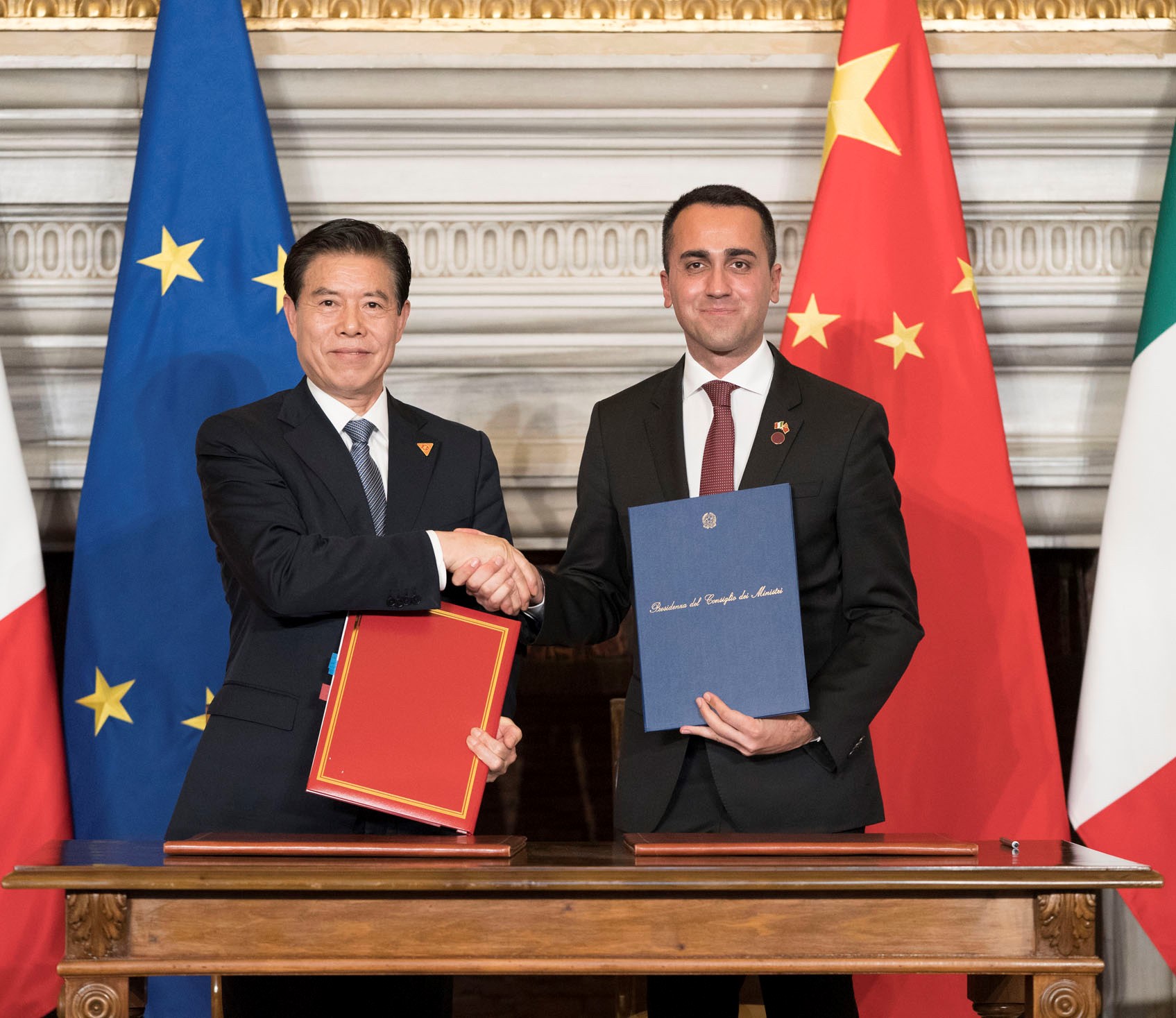 رئيس الوزراء الايطالي جوزيبى كونتى مع الرئيس الصيني سي جين بينغ خلال توقيع "مذكرة التفاهم" الخاصة بانضمام ايطاليا الى مبادرة "طريق الحرير الجديد"