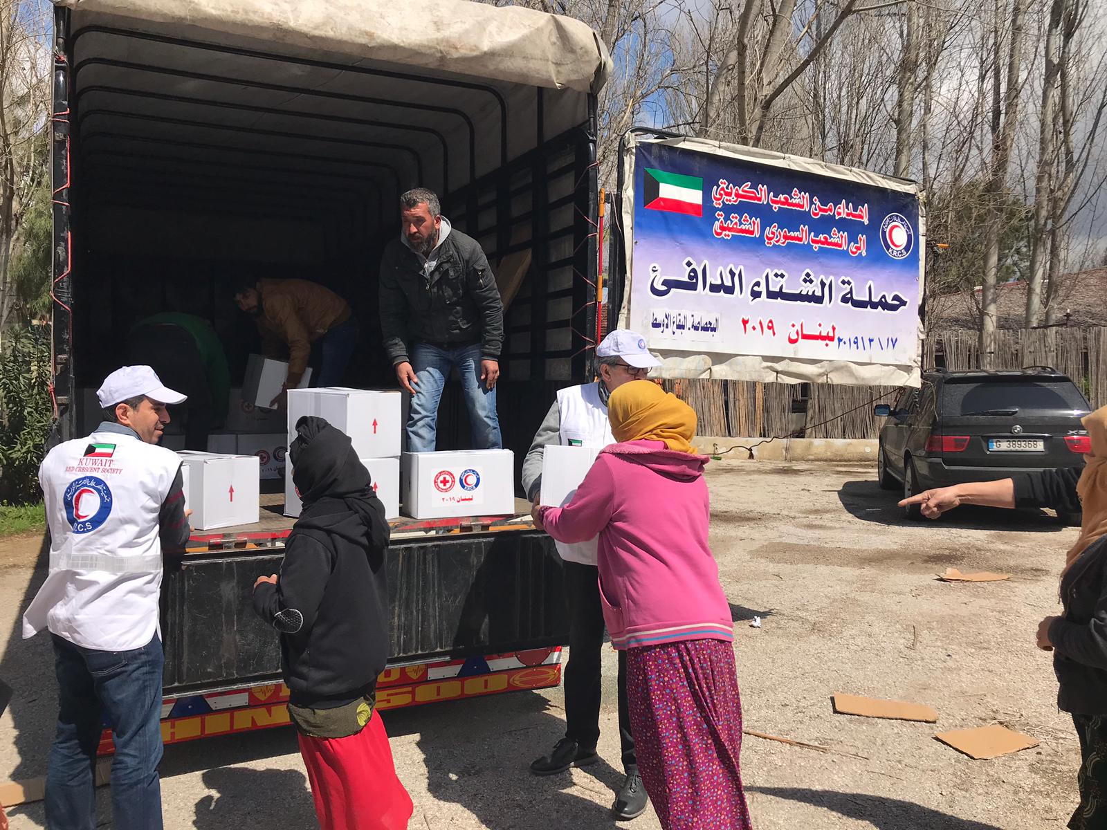 الهلال الاحمر الكويتي يوزع المساعدات الانسانية على اللاجئين السوريين في البقاع شرق لبنان